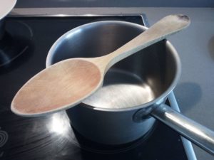 料理裏技　パスタ　麺類　吹きこぼれ防止　方法